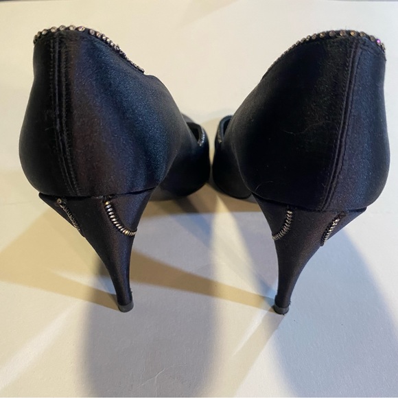 Stuart Weitzman for Martinique SZ 9 1/2 GUC black satin pumps,see pic has flaw - Picture 4 of 10